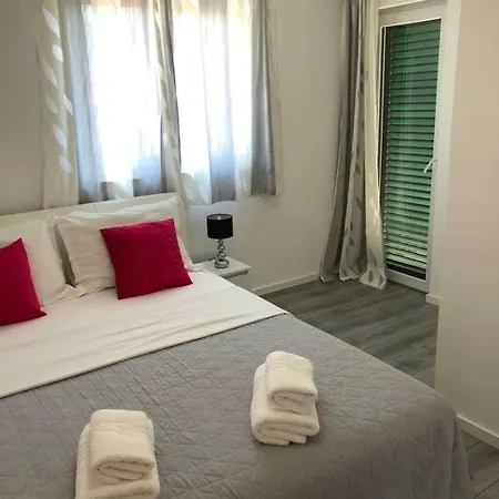 Marina-renovated House In Center * Rogoznica (Sibenik-Knin)