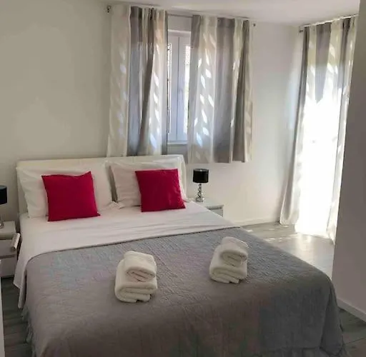 Marina-renovated House In Center روغوزنيكا