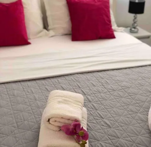 Marina-renovated House In Center بيت للعطل *