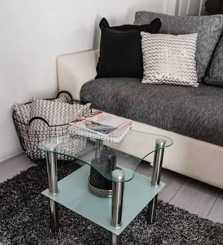 Marina-renovated House In Center بيت للعطل *