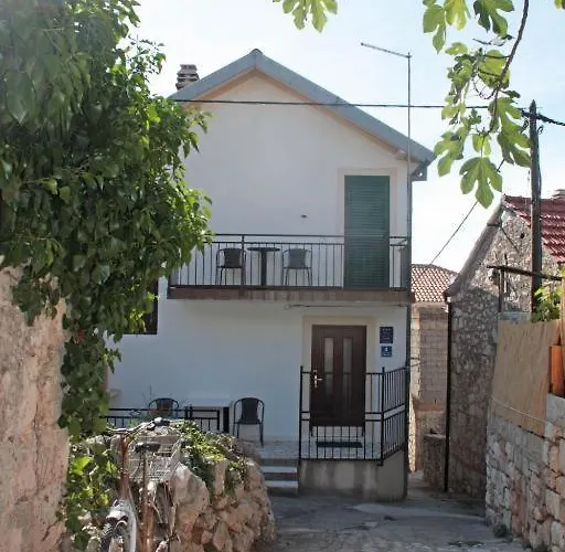 Marina-renovated House In Center بيت للعطل